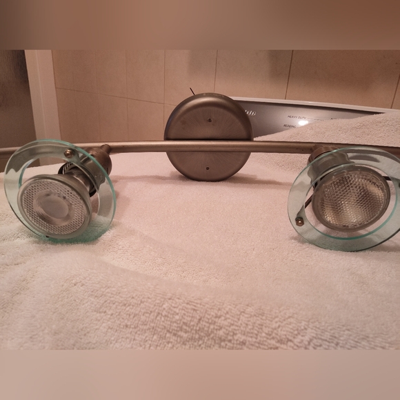 Track lighting fixture with 4 spot lights - Picture 2 of 5